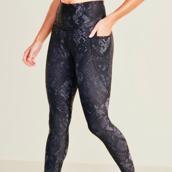 Old Navy Pants - Old Navy- Elevate Leggings Black and Gray Snakeskin